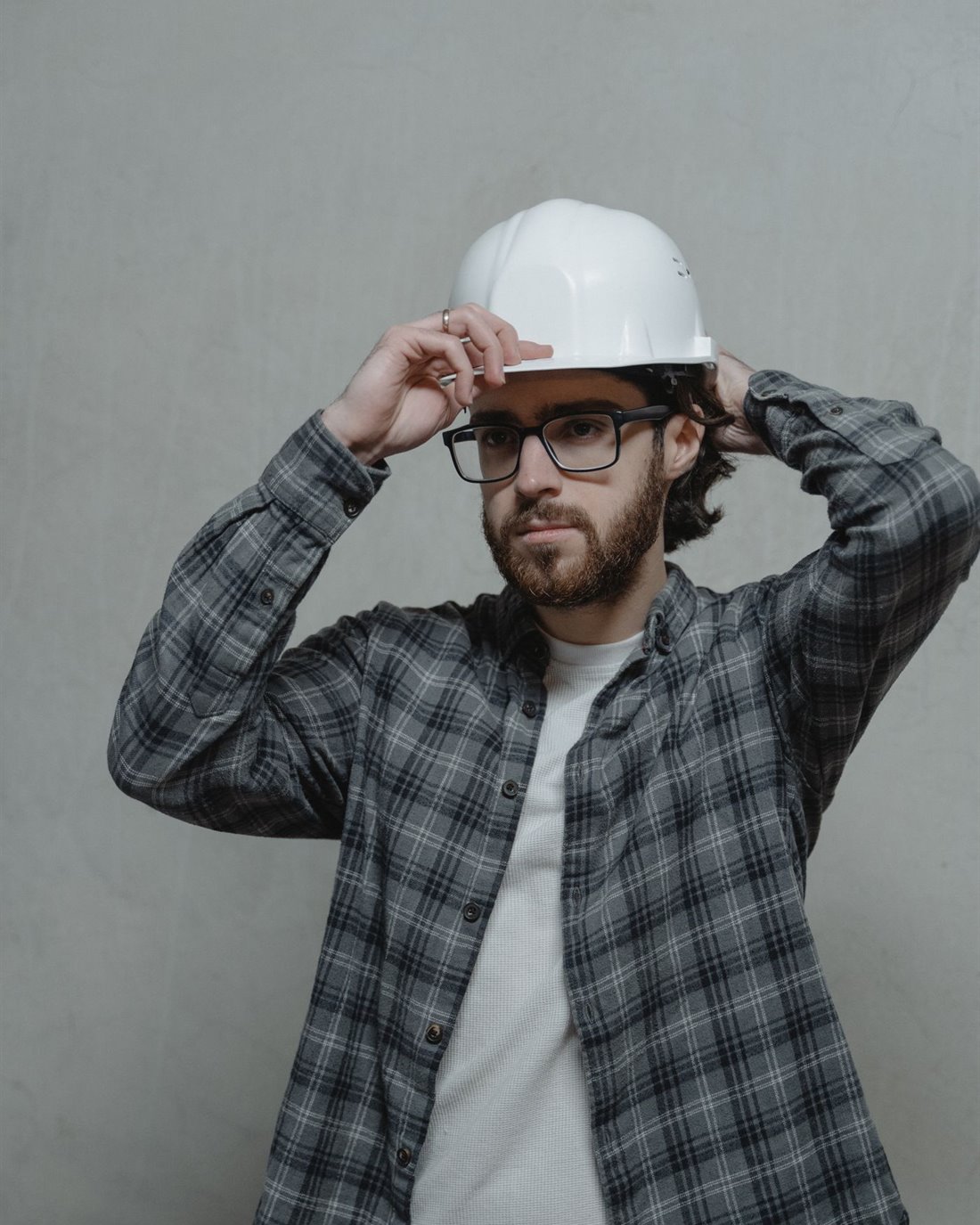 Engenheiro responsável da Stone Service com capacete e colete de segurança em obra