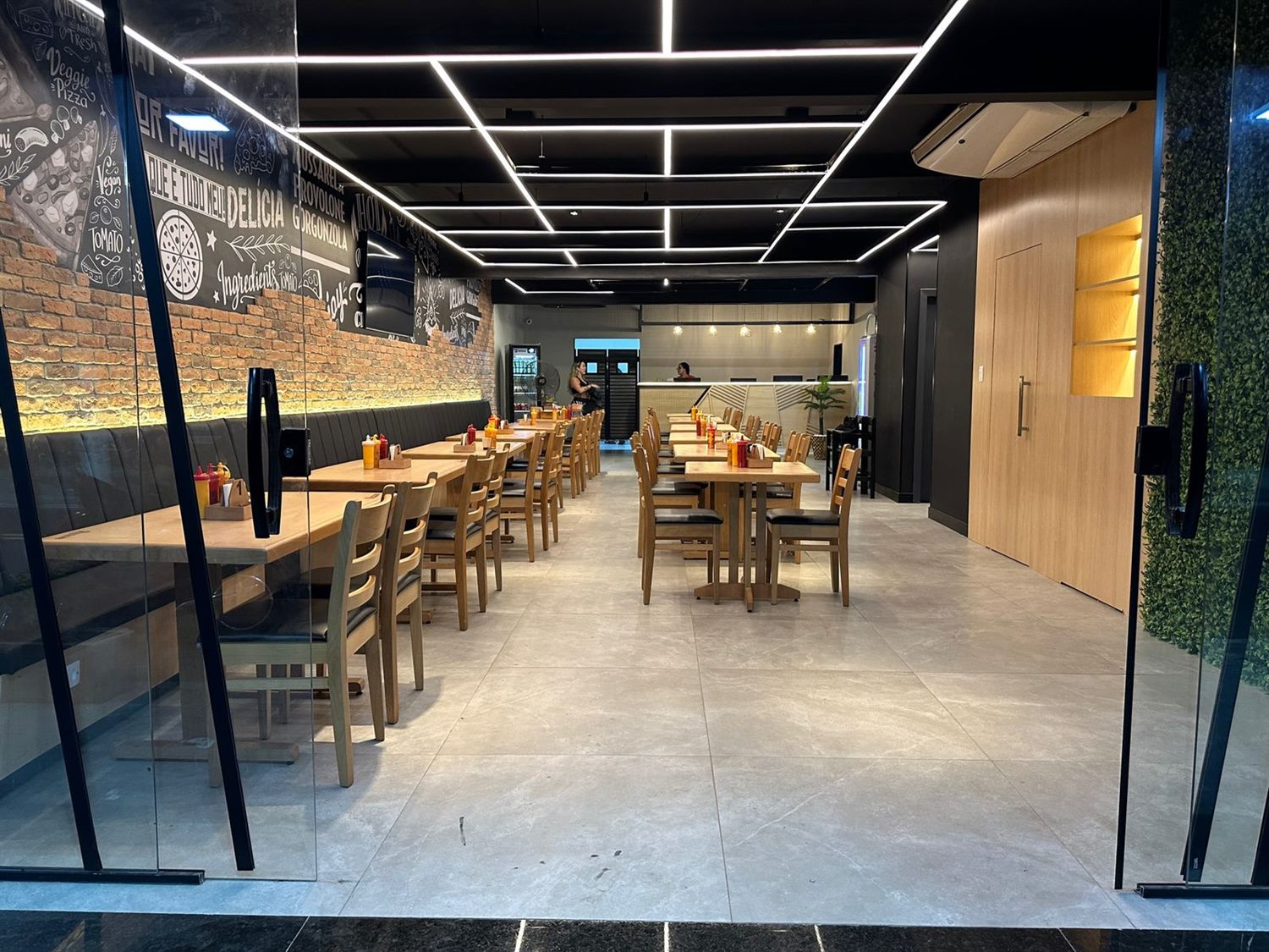 Salão comercial de pizzaria reformado pela Stone Service