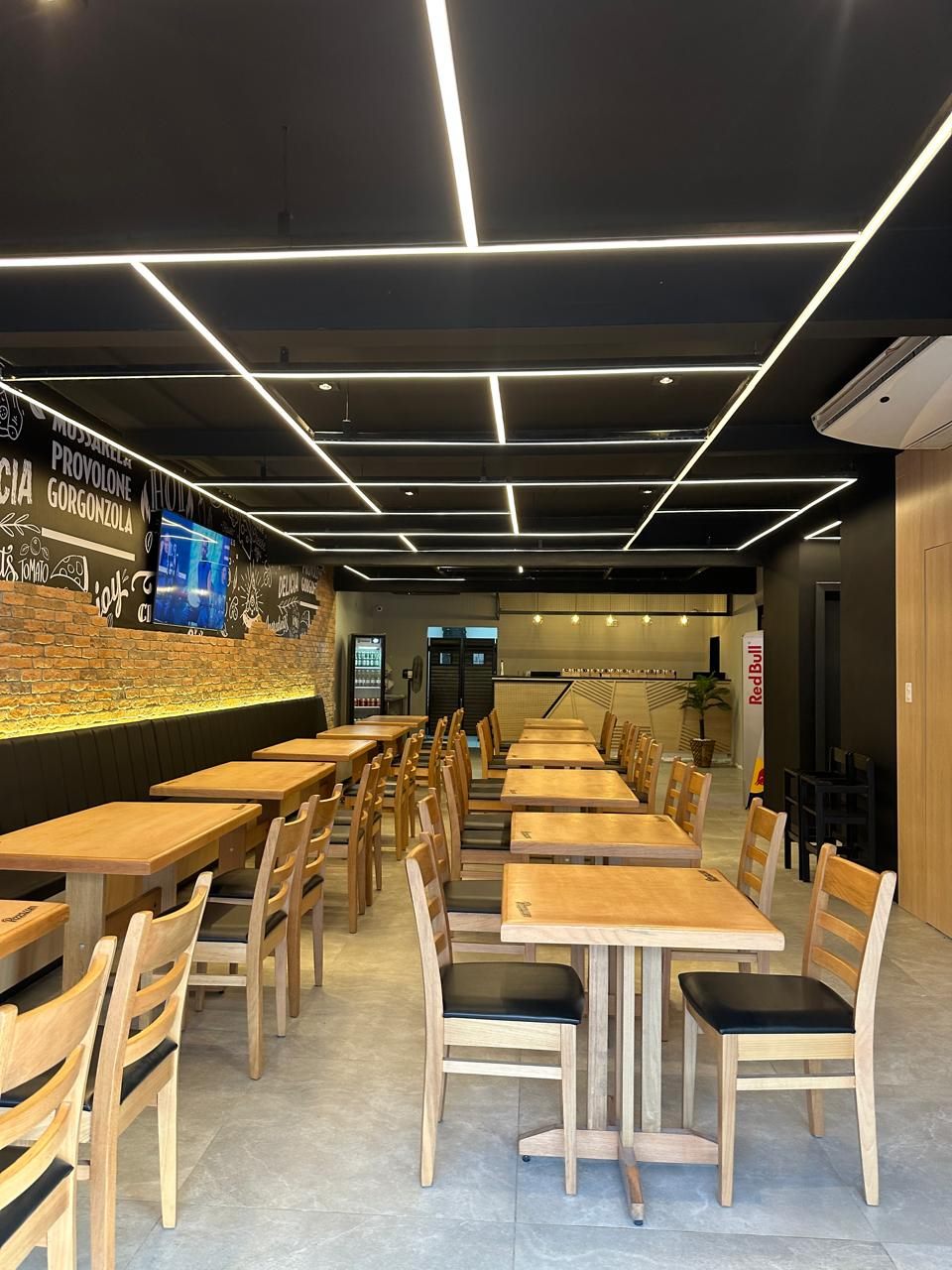 Ambiente comercial com iluminação linear em LED